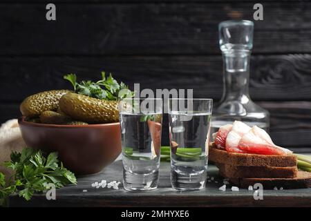 Kalter russischer Wodka mit Snacks auf dem Tisch Stockfoto