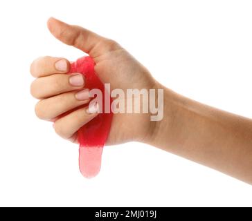 Eine Frau, die mit rosa Schleim spielt, isoliert auf weiß, Nahaufnahme. Anti-Stress-Spielzeug Stockfoto