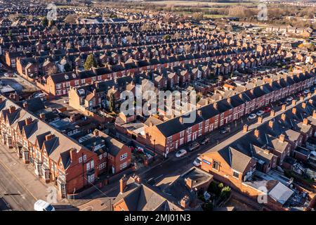 Ein Luftblick auf die Dächer von Reihen von Terrassenhäusern in einem Arbeiterviertel einer Stadt im Norden Englands Stockfoto