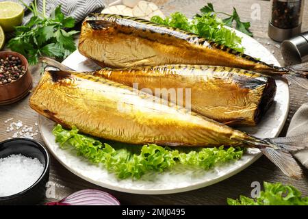 Leckerer Räucherfisch auf Holztisch Stockfoto