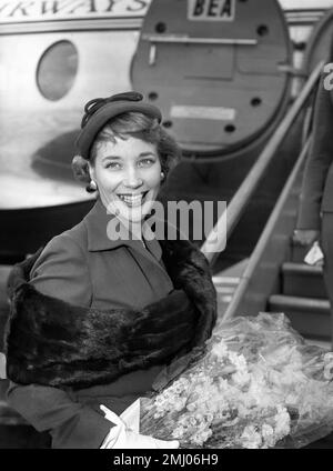 Aktenfoto vom 01.07/1957, Sylvia Syms verlässt London Airport nach Berlin, um an dem Filmfestival teilzunehmen, in dem ihr Bild "Frau in einem Morgenmantel" als offizieller britischer Eintrag gezeigt wird. Die Schauspielerin, die für die Filme Ice Cold in Alex and Victim bekannt ist, starb im Alter von 89 Jahren, sagte ihre Familie. Ausgabedatum: Freitag, 27. Januar 2023. Stockfoto