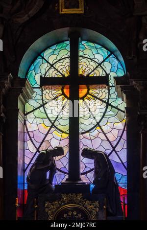 Buntglasfenster und Skulpturen im Inneren der Kathedrale Basilika der Himmelfahrt der Jungfrau Maria, auch bekannt als die lateinische Kathedrale in Lemberg, Ukraine. Stockfoto