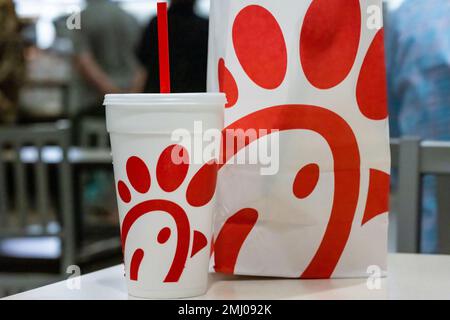 Chick-fil-A Food and Drink Mobile Mitnahme Bestellung im Chick-fil-A Restaurant in Cordele, Georgia. (USA) Stockfoto