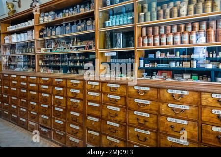 Unter dem Black Eagle Pharmacy Museum im Zentrum von Lemberg, Ukraine. Die Apotheke wurde 1735 gegründet. Stockfoto