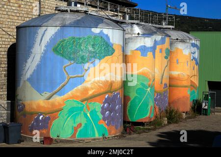 Genossenschaftskeller 'Les Coteaux de Montpeyroux'. Lackierte Tanks, Dekoration. Montpeyroux, Occitanie, Frankreich Stockfoto