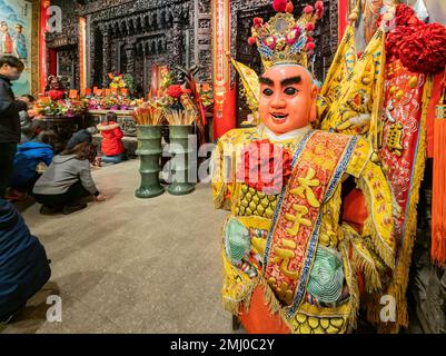 Taichung, 24 2022. DEZ. - Innenansicht des Dajia Jenn Lann Tempels bei Nacht Stockfoto