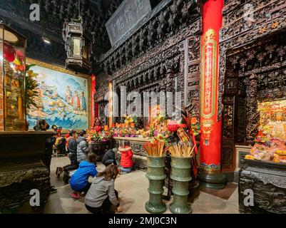 Taichung, DEZEMBER 24 2022 - Menschen beteten im Dajia Jenn Lann Tempel Stockfoto