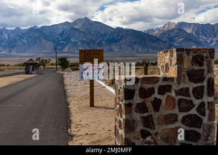 Hauptwachposten und Eingang an der Manzanar National Historic Site, Owens Valley, Kalifornien, USA Stockfoto