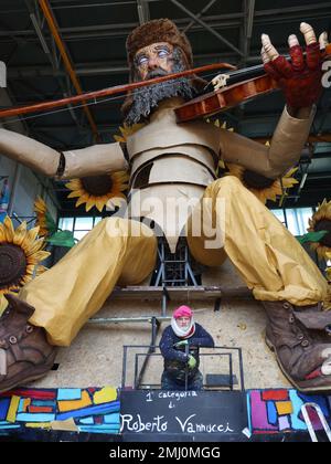 Florenz, Italien. 27. Januar 2023. PRESSPHOTO Florenz Karneval von Viareggio und seine Bewohner, eine Reise in die Zitadelle des Karnevals, wo die allegorischen Floßwagen geboren werden. Auf dem Foto: IO SonoNessuno, von Roberto Vannucci Chariot des ersten Fotos Gianluca Moggi/New Press Photo Editorial Use Only Credit: Independent Photo Agency/Alamy Live News Stockfoto