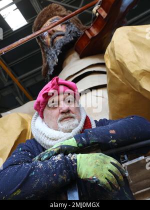 Florenz, Italien. 27. Januar 2023. PRESSPHOTO Florenz Karneval von Viareggio und seine Bewohner, eine Reise in die Zitadelle des Karnevals, wo die allegorischen Floßwagen geboren werden. Auf dem Foto: IO SonoNessuno, von Roberto Vannucci Chariot des ersten Fotos Gianluca Moggi/New Press Photo Editorial Use Only Credit: Independent Photo Agency/Alamy Live News Stockfoto