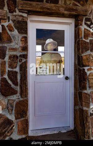 Hauptwachposten und Eingang an der Manzanar National Historic Site, Owens Valley, Kalifornien, USA Stockfoto