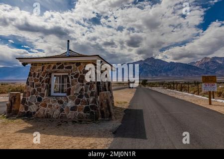 Hauptwachposten und Eingang an der Manzanar National Historic Site, Owens Valley, Kalifornien, USA Stockfoto