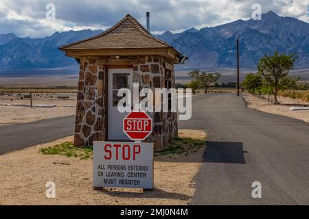 Hauptwachposten und Eingang an der Manzanar National Historic Site, Owens Valley, Kalifornien, USA Stockfoto