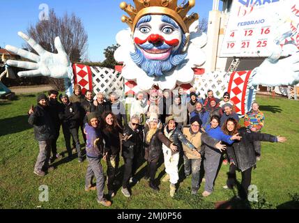 Florenz, Italien. 27. Januar 2023. PRESSPHOTO Florenz Karneval von Viareggio und seine Bewohner, eine Reise in die Zitadelle des Karnevals, wo die allegorischen Floßwagen geboren werden. Auf dem Foto: Die Panzerteams Foto Gianluca Moggi/New Press Photo Editorial Use Only Credit: Independent Photo Agency/Alamy Live News Stockfoto