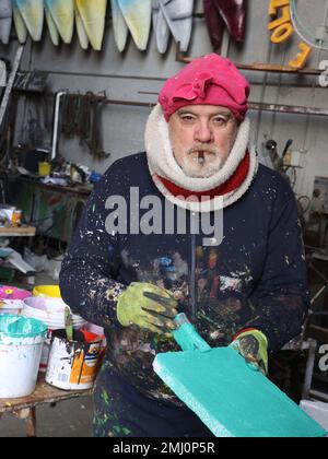 Florenz, Italien. 27. Januar 2023. PRESSPHOTO Florenz Karneval von Viareggio und seine Bewohner, eine Reise in die Zitadelle des Karnevals, wo die allegorischen Floßwagen geboren werden. Auf dem Foto: IO SonoNessuno, von Roberto Vannucci Chariot des ersten Fotos Gianluca Moggi/New Press Photo Editorial Use Only Credit: Independent Photo Agency/Alamy Live News Stockfoto