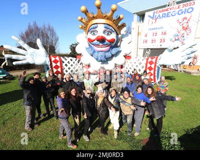 Florenz, Italien. 27. Januar 2023. PRESSPHOTO Florenz Karneval von Viareggio und seine Bewohner, eine Reise in die Zitadelle des Karnevals, wo die allegorischen Floßwagen geboren werden. Auf dem Foto: Die Panzerteams Foto Gianluca Moggi/New Press Photo Editorial Use Only Credit: Independent Photo Agency/Alamy Live News Stockfoto