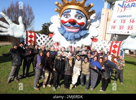 Florenz, Italien. 27. Januar 2023. PRESSPHOTO Florenz Karneval von Viareggio und seine Bewohner, eine Reise in die Zitadelle des Karnevals, wo die allegorischen Floßwagen geboren werden. Auf dem Foto: Die Panzerteams Foto Gianluca Moggi/New Press Photo Editorial Use Only Credit: Independent Photo Agency/Alamy Live News Stockfoto