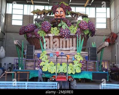 Florenz, Italien. 27. Januar 2023. PRESSPHOTO Florenz Karneval von Viareggio und seine Bewohner, eine Reise in die Zitadelle des Karnevals, wo die allegorischen Floßwagen geboren werden. Auf dem Foto:Carneval Divino von Luca Barozzi Foto Gianluca Moggi/New Press Photo Editorial nur zur Verwendung Kredit: Independent Photo Agency/Alamy Live News Stockfoto