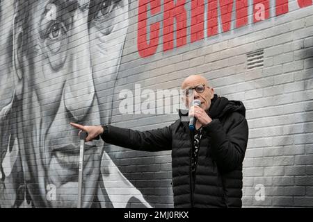 Eamonn McCann spricht auf dem neuen Wandgemälde in Derrys Bogside und stellt General Sir Mike Jackson als Kriegsverbrecher für den Mord an unschuldigen Zivilisten am Bloody Sunday dar Stockfoto