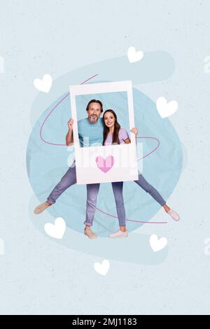 Vertikales Collage-Bild von zwei positiv aufgeregten Partnern mit Papieralbum Karte Herzen valentinstag Fotozone Stockfoto