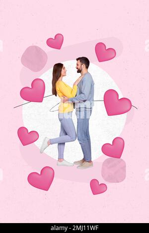Vertikales Collagenbild von zwei fröhlichen Menschen, die sich umarmen, schauen sich isoliert auf kreativem Herzen Hintergrund an Stockfoto