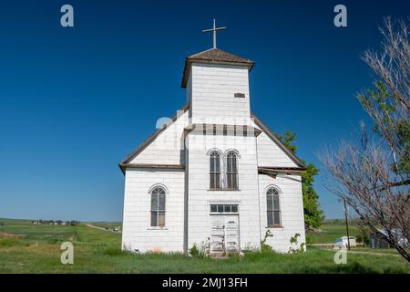Eine verlassene und verwitterte Landkirche in einer kleinen Stadt in der Colorado-Prärie. Stockfoto
