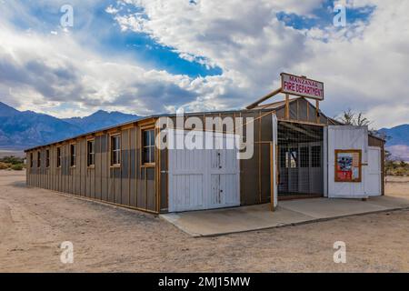 Feuerwehr, in der Feuerlöschausrüstung an der Manzanar National Historic Site, Owens Valley, Kalifornien, USA untergebracht ist Stockfoto