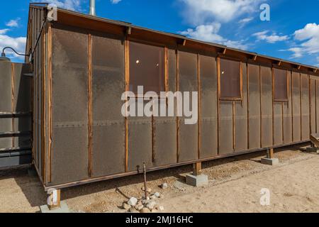 Die Baracken-Ausstellung im Block 14 an der Manzanar National Historic Site, Owens Valley, Kalifornien, USA Stockfoto