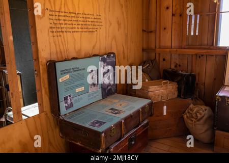 In Block 14 an der Manzanar National Historic Site im Owens Valley, Kalifornien, USA, werden in den Baracken Ausstellungen über entwurzelte Menschen ausgestellt Stockfoto