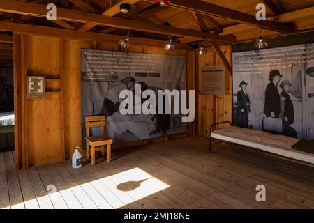 Die Baracken-Ausstellung im Block 14 an der Manzanar National Historic Site, Owens Valley, Kalifornien, USA Stockfoto