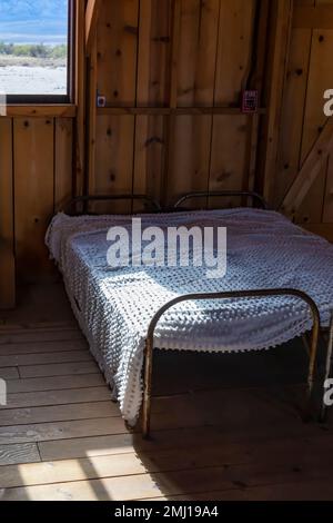 In der Baracke im Block 14 an der Manzanar National Historic Site, Owens Valley, Kalifornien, USA, werden Betten zusammengeschoben Stockfoto