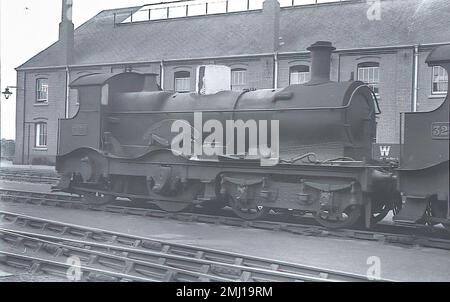 Die Überreste der GWR 32xx Klasse 4-4-0 Dampflokomotive Nr. 3271 „Eddystone“ im Jahr 1936 warten auf den Wiederaufbau als „Dukedog“ Stockfoto