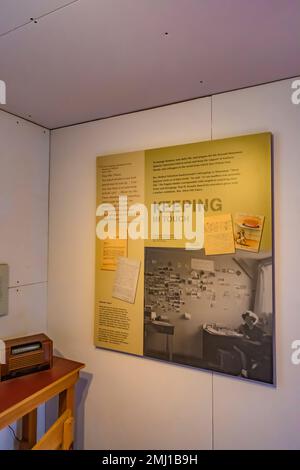 Eine Ausstellung darüber, wie internierte Bewohner in Kontakt mit ihrem früheren Leben in Manzanar National Historic Site, Owens Valley, Kalifornien, USA blieben Stockfoto