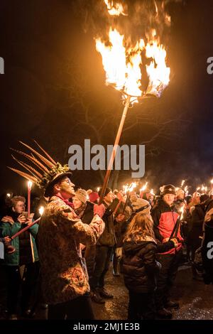 Einer der Leominster Morris trägt eine brennende Fackel bei der jährlichen zwölften Nacht Fackelprozession und Wassail bei Burton Court, Herefordshire, Großbritannien Stockfoto