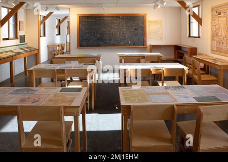 Ausstellung über das Klassenzimmer in Block 14 an der Manzanar National Historic Site, Owens Valley, Kalifornien, USA Stockfoto