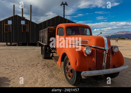 Ein alter Lastwagen in der Nähe der rekonstruierten Messehalle an der Manzanar National Historic Site, Owens Valley, Kalifornien, USA Stockfoto