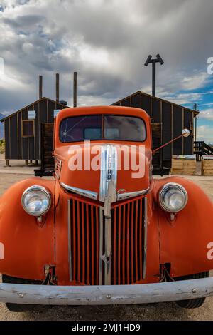 Ein alter Lastwagen in der Nähe der rekonstruierten Messehalle an der Manzanar National Historic Site, Owens Valley, Kalifornien, USA Stockfoto