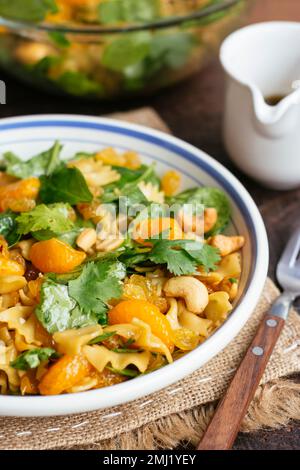 Veganer Teriyaki Pasta Salat mit Cashews, Mandarinen Orangen und Spinat Stockfoto
