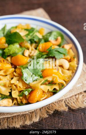Veganer Teriyaki Pasta Salat mit Cashews, Mandarinen Orangen und Spinat Stockfoto