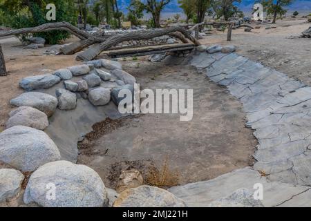 Merritt Park, einst ein Ort der ruhigen Schönheit, geschaffen von Internees, in Manzanar National Historic Site, Owens Valley, Kalifornien, USA Stockfoto