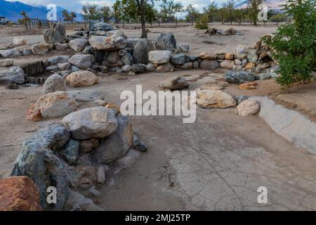 Merritt Park, einst ein Ort der ruhigen Schönheit, geschaffen von Internees, in Manzanar National Historic Site, Owens Valley, Kalifornien, USA Stockfoto