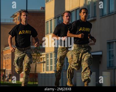 USA Fallschirmjäger der Armee mit 2. Bataillons, 503. Fallschirm-Infanterie-Regiment, 173. Luftwaffe, nehmen an der Gedenkfeier 5k für 1LT Derek Hines in Caserma del DIN, Italien, am 25. August 2022 Teil. Die 173. Brigade ist die USA Die Krisenreaktionstruppe der Armee in Europa, die rasch verlegbare Truppen in die Zuständigkeitsbereiche der Vereinigten Staaten in Europa, Afrika und Zentralkommando entsendet. (USA Armeefoto von Sergeant Luke Michalski) Stockfoto