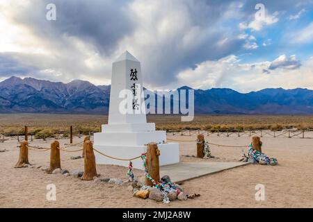 Soul Consoling Tower, ein Obelisk der Erinnerung am Manzanar Cemetery in Manzanar National Historic Site, Owens Valley, Kalifornien, USA Stockfoto