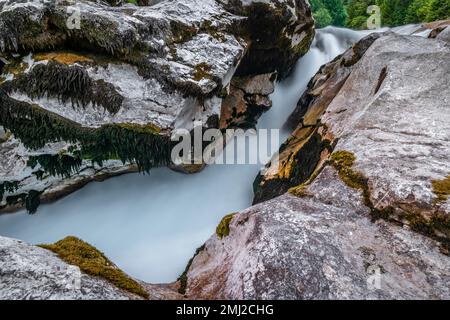 Hellblaues Wasser im Fluss Soca im Sommer heißer Abend in den slowenischen Bergen Stockfoto