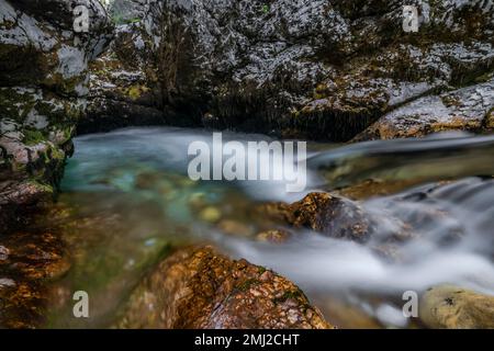 Hellblaues Wasser im Fluss Soca im Sommer heißer Abend in den slowenischen Bergen Stockfoto