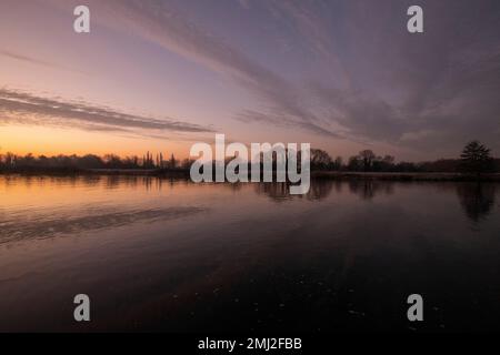 Reflexionen über den Sonnenaufgang am Fluss Trent im Colwick Park, Nottingham Nottinghamshire, England Stockfoto