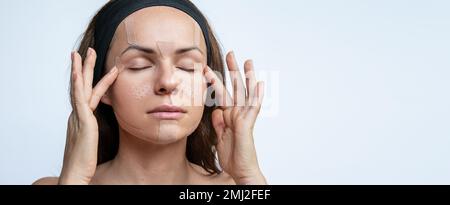 Schönheitskonzept Gesichtspflege Frau, die kinesiologische Gesichtsbänder auf ihr Gesicht aufklebt, Anti-Falten-Therapie. Stockfoto