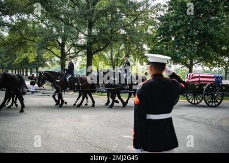 Marines von der ‚The President’s Own‘ Marine Band, Marines von den Marine Barracks, Washington, D.C. (8. und I) und den 3D USA Infanterie Regiment (die Alte Garde) Caisson Platoon veranstaltet militärische Bestattungsauszeichnungen mit Begräbnisbegleitung für den Empfänger der Ehrenmedaille Marinekorps Sgt. Major John Canley in Sektion 60 des Nationalfriedhofs Arlington, Arlington, Virginia, 25. August 2022. Canley erhielt 2018 die Ehrenmedaille für seine Handlungen während der Schlacht in Hue City, Vietnam im Jahr 1968. Als Gunnery Sergeant der Kompanie, Kompanie A, 1. Bataillon, 1. Marine, 1. Marine Division, Canley und seiner Stockfoto