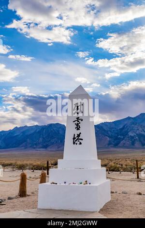 Soul Consoling Tower, ein Obelisk der Erinnerung am Manzanar Cemetery in Manzanar National Historic Site, Owens Valley, Kalifornien, USA Stockfoto