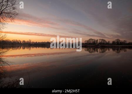 Reflexionen über den Sonnenaufgang am Fluss Trent im Colwick Park, Nottingham Nottinghamshire, England Stockfoto